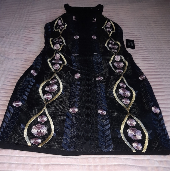 Floral Embroidered Sheath Dress - Picture 5 of 16